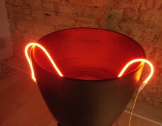 Cratere Ceramica e Neon  (2007)